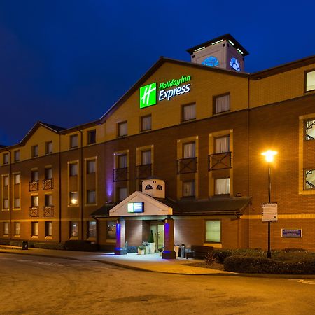 ホリデイ イン エクスプレス ストーク オン トレント Stoke-on-Trent エクステリア 写真