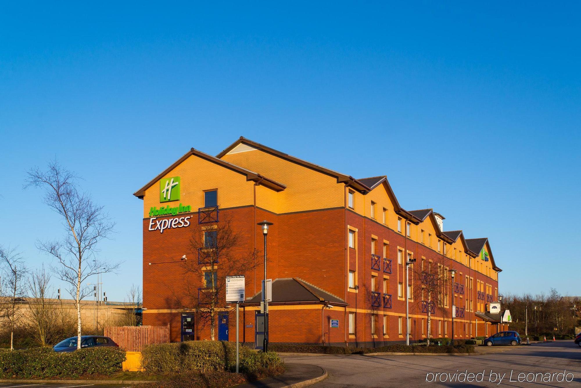 ホリデイ イン エクスプレス ストーク オン トレント Stoke-on-Trent エクステリア 写真