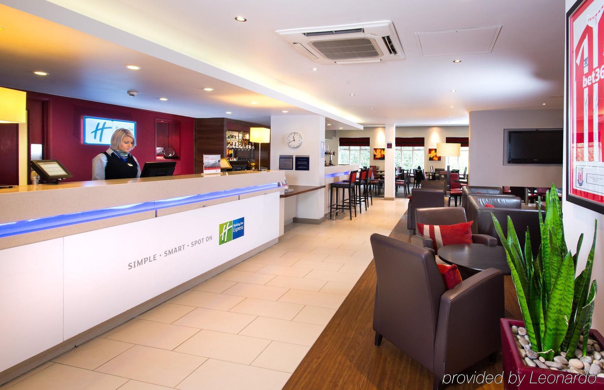 ホリデイ イン エクスプレス ストーク オン トレント Stoke-on-Trent エクステリア 写真