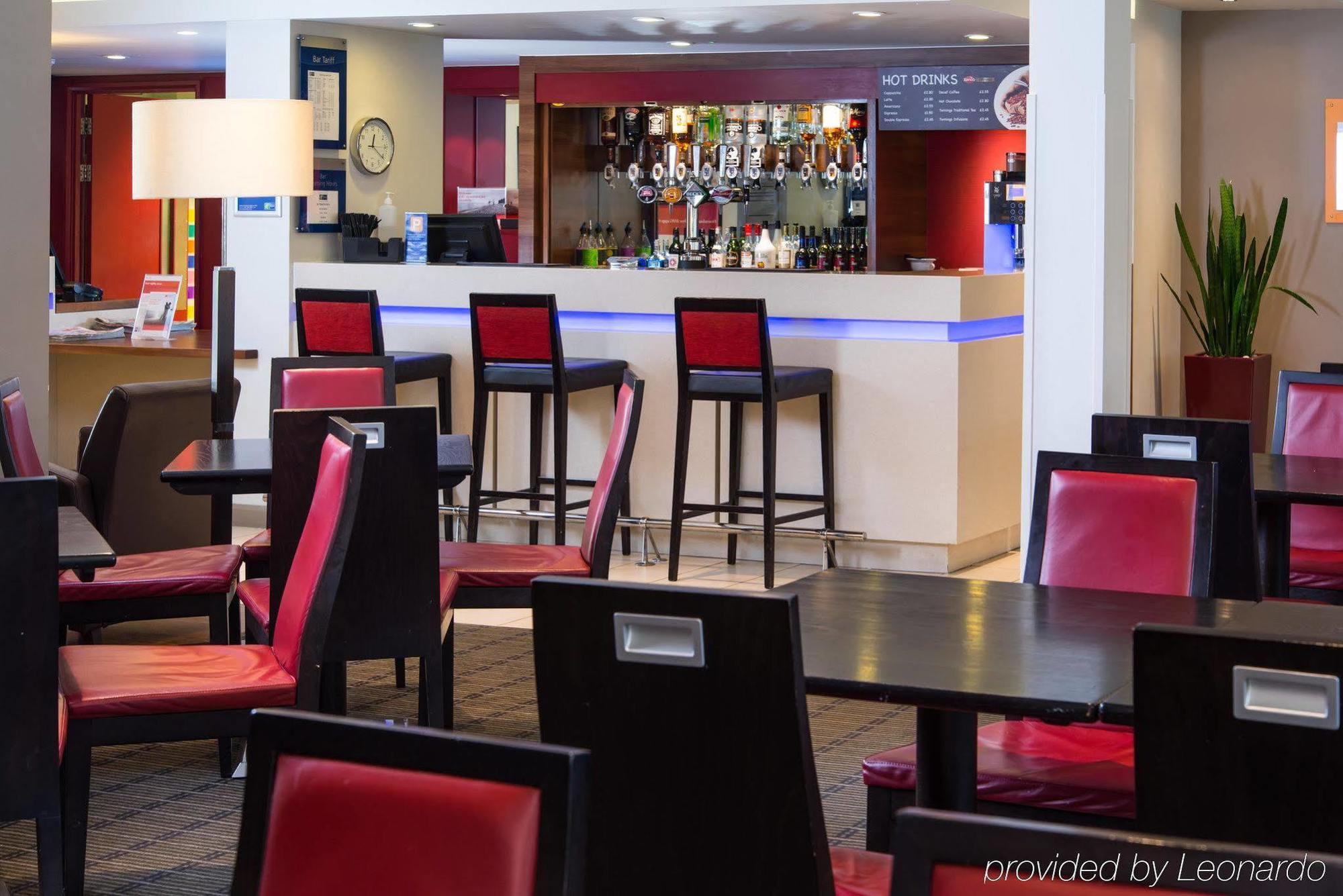 ホリデイ イン エクスプレス ストーク オン トレント Stoke-on-Trent エクステリア 写真